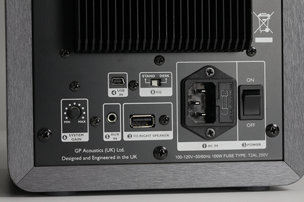 X300A的输入端子与主要的控制都在左声道喇叭，除了USB输入外，也有3.5mm耳机输入孔，可以用模拟方式连接各种随身装置或传统讯源。 